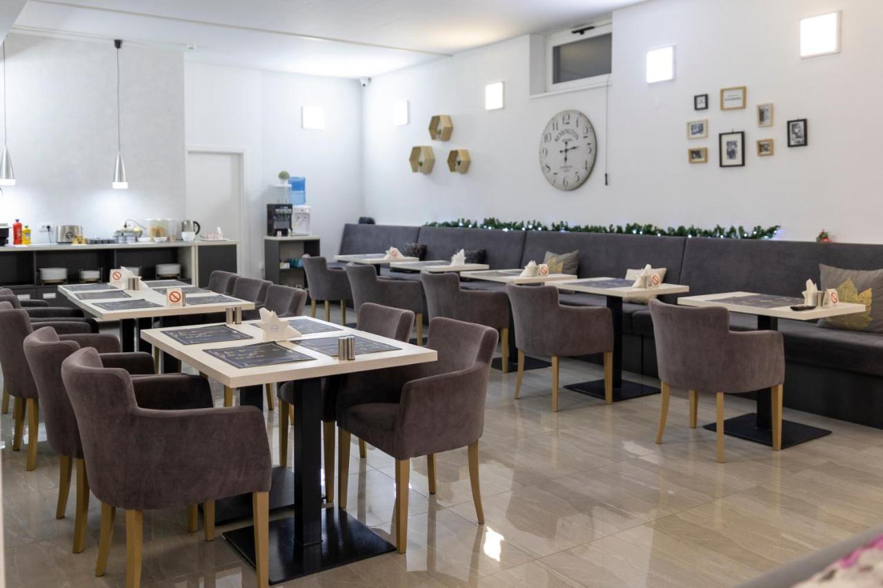 Garni Hotel 11Tica Dm Novi Sad Eksteriør billede