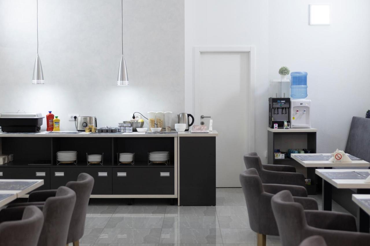 Garni Hotel 11Tica Dm Novi Sad Eksteriør billede