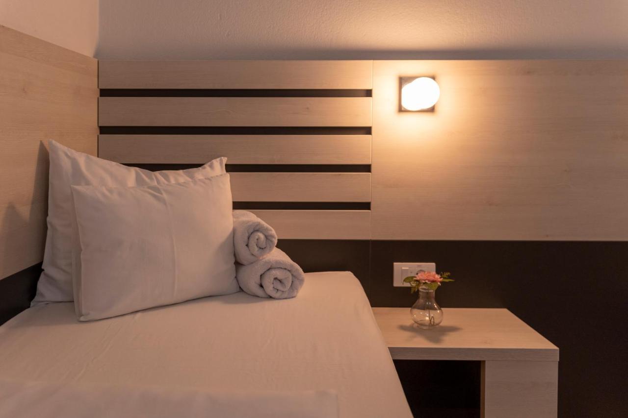 Garni Hotel 11Tica Dm Novi Sad Eksteriør billede
