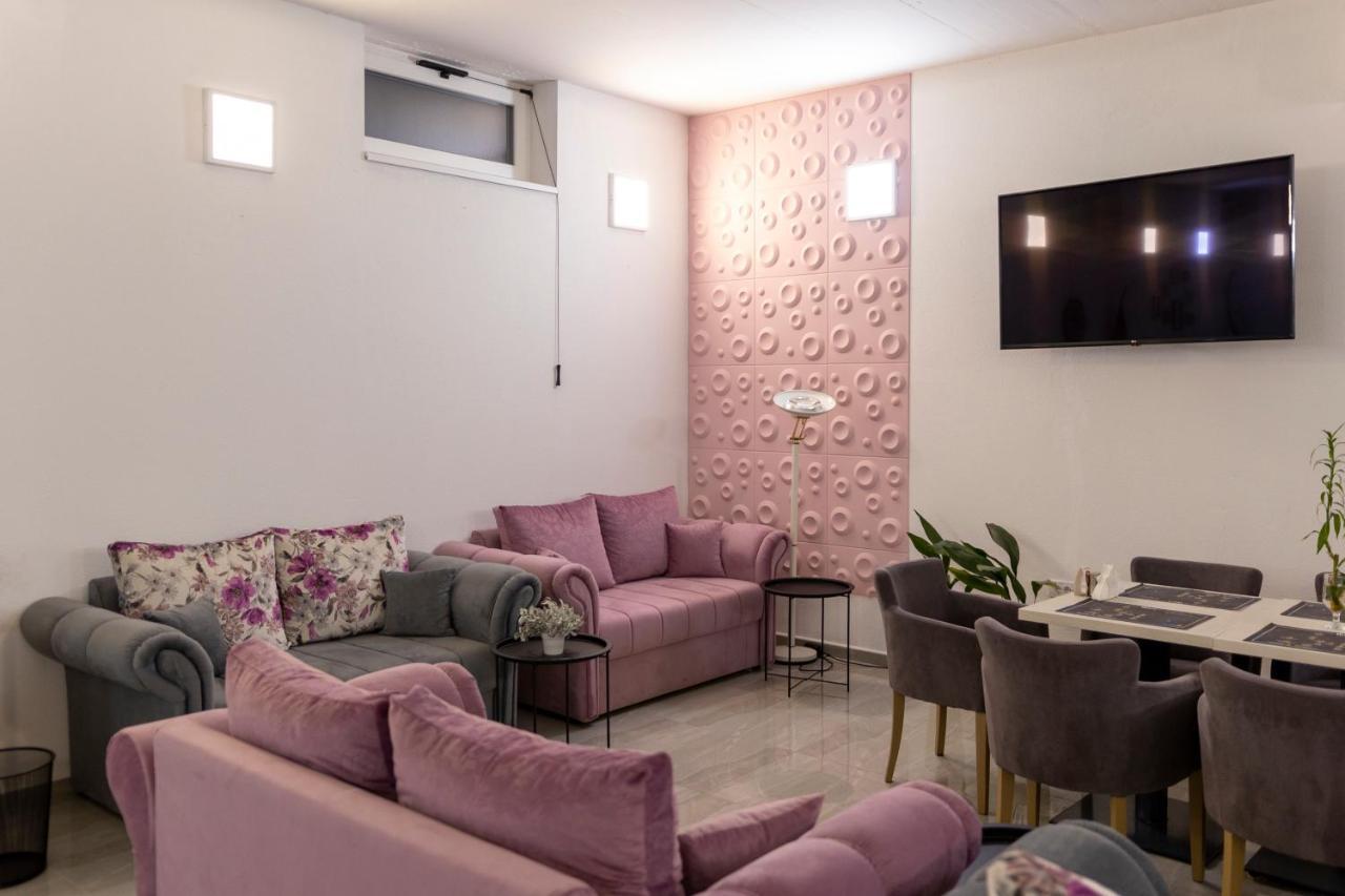 Garni Hotel 11Tica Dm Novi Sad Eksteriør billede