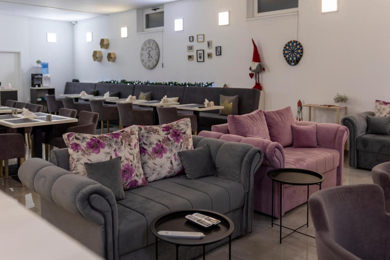 Garni Hotel 11Tica Dm Novi Sad Eksteriør billede