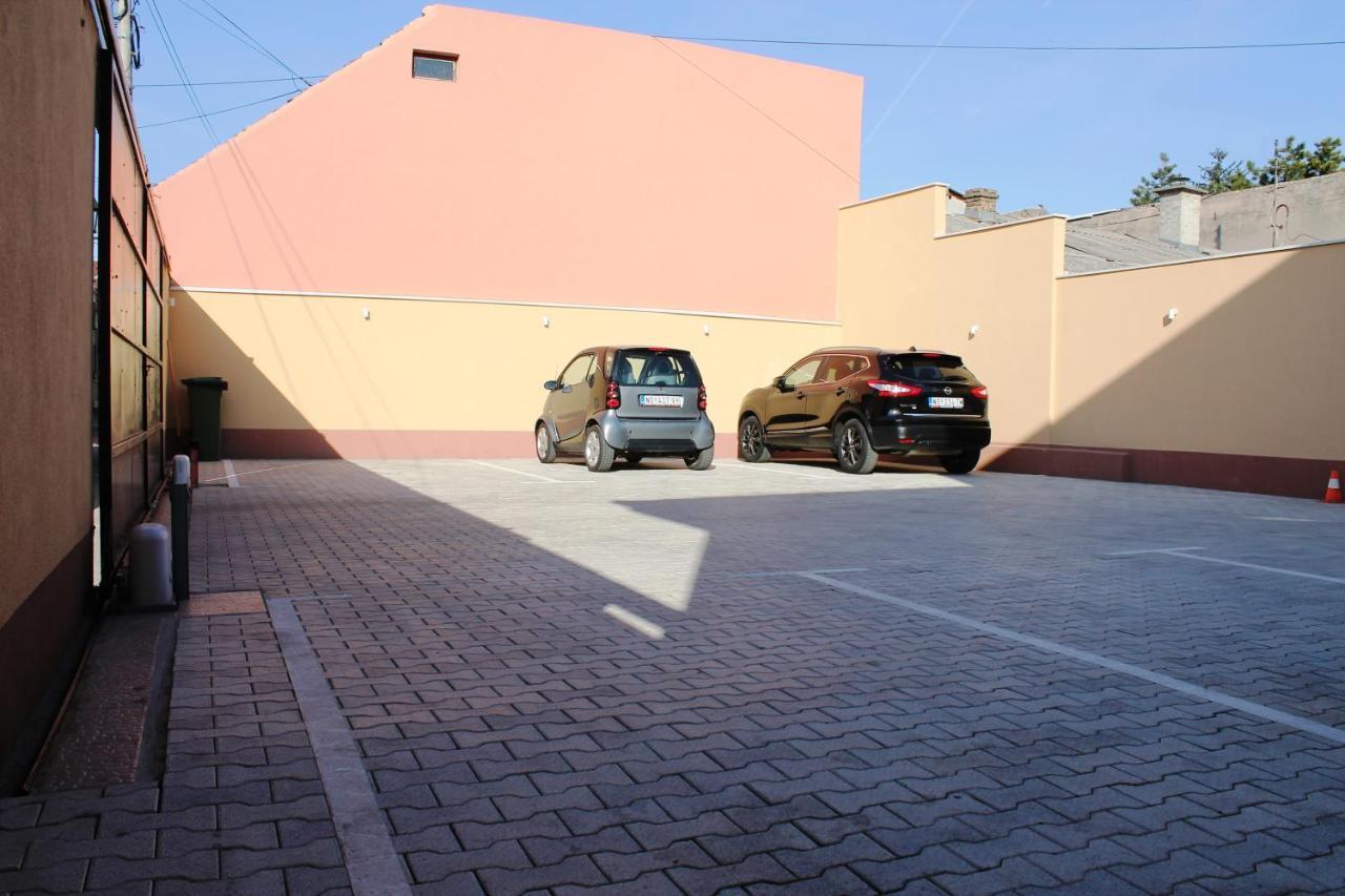 Garni Hotel 11Tica Dm Novi Sad Eksteriør billede