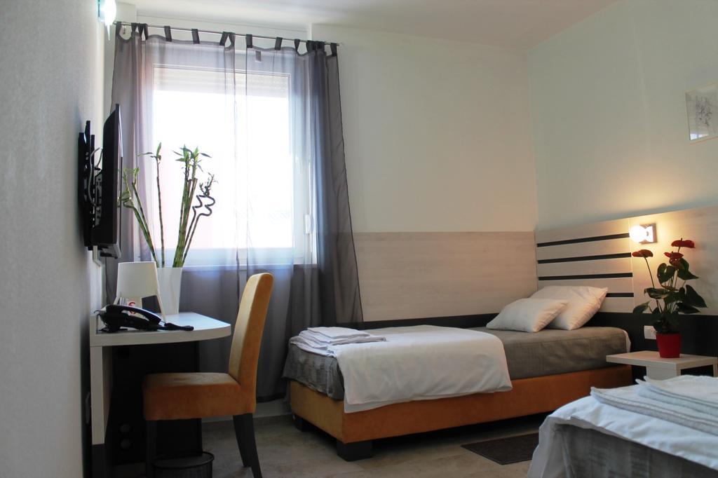 Garni Hotel 11Tica Dm Novi Sad Eksteriør billede