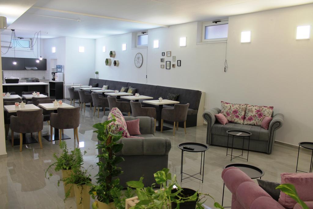 Garni Hotel 11Tica Dm Novi Sad Eksteriør billede