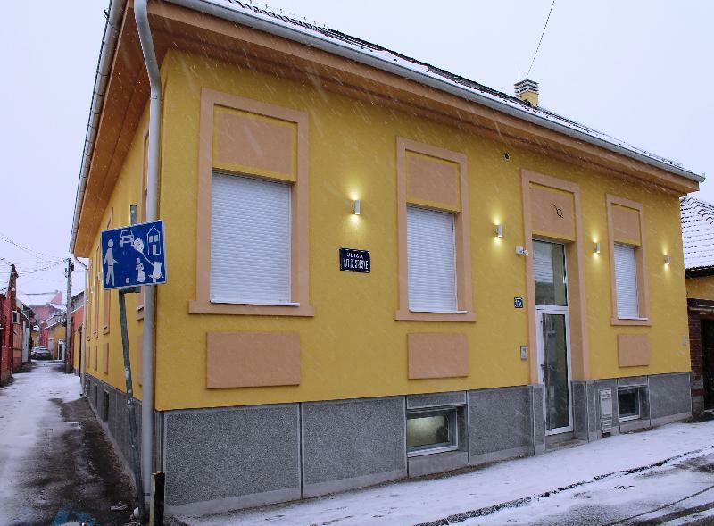Garni Hotel 11Tica Dm Novi Sad Eksteriør billede