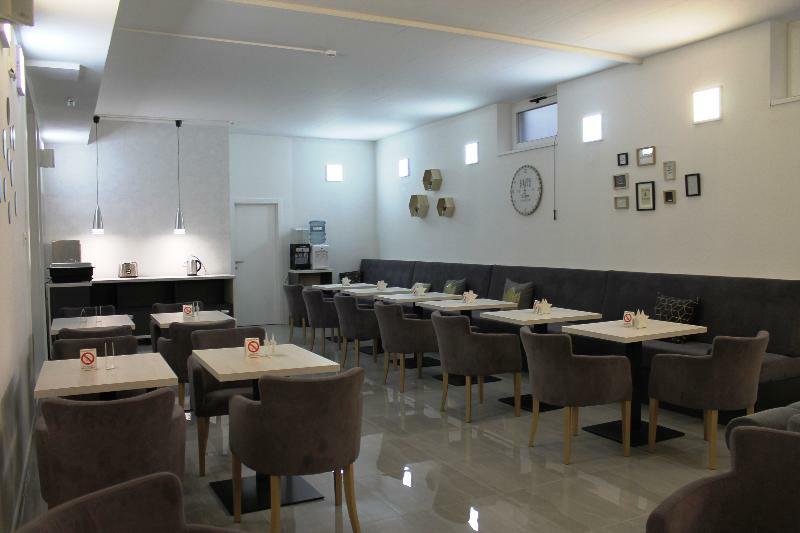 Garni Hotel 11Tica Dm Novi Sad Eksteriør billede