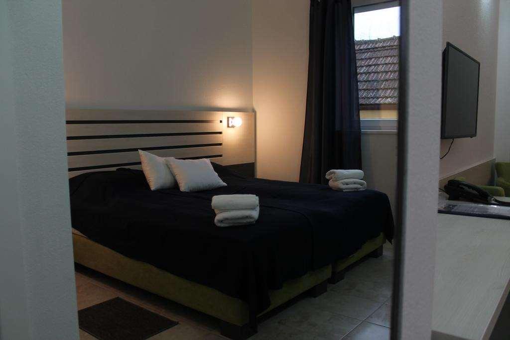 Garni Hotel 11Tica Dm Novi Sad Værelse billede